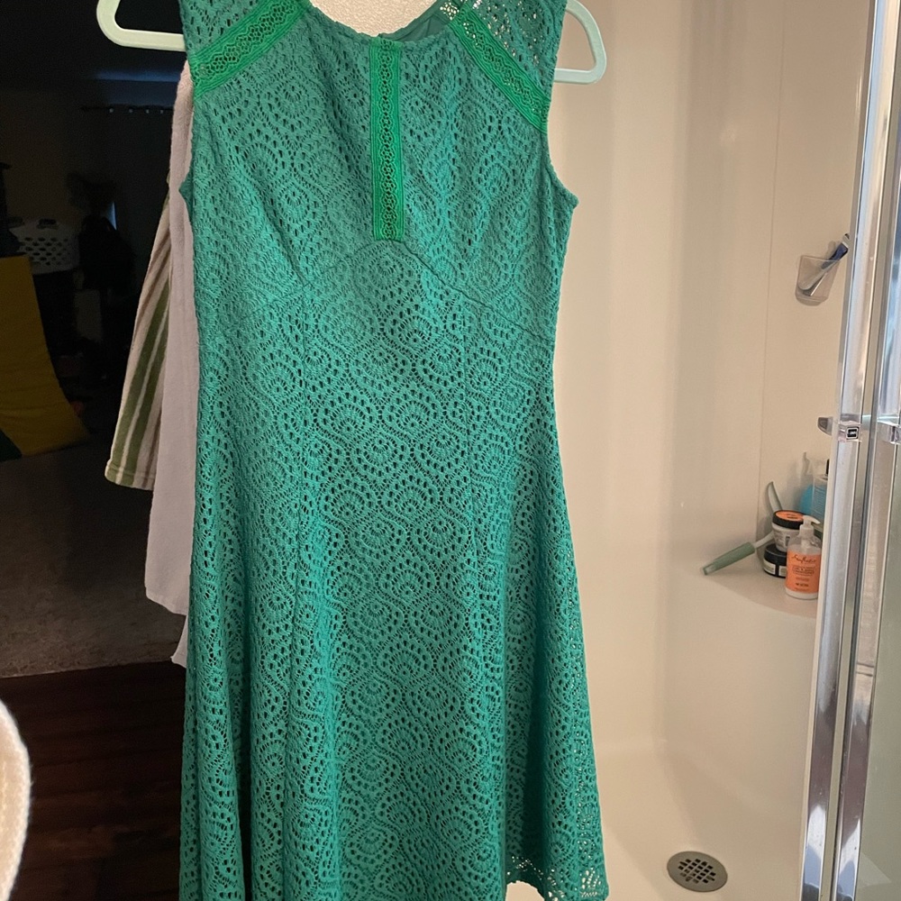 Kelly Green. Love the cut.  color  doesn’t work with my skin tone. Worn twice.